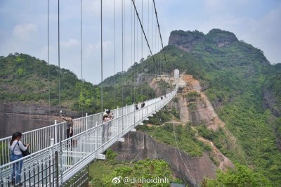 ​国内第二长的玻璃桥-容县都峤山白鹤云渡玻璃吊桥