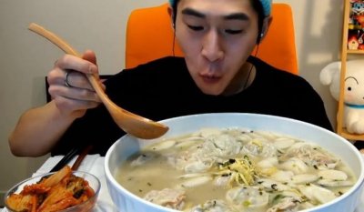 ​奔驰小哥都开始“作弊”了！这么大的碗，食物敢不敢再多放一点？