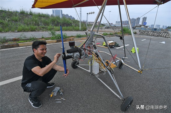 广西35岁男子花3万造出100斤三角翼飞机：可飞行几百米高