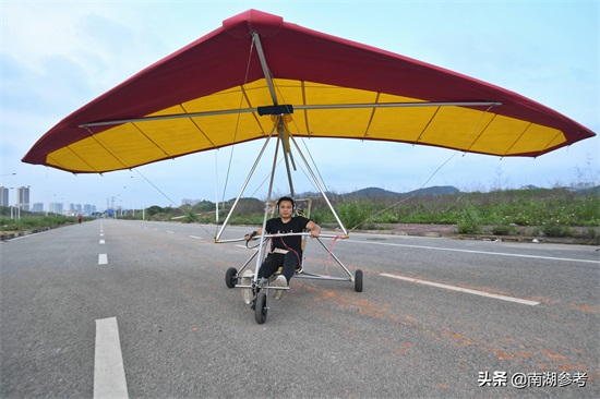 广西35岁男子花3万造出100斤三角翼飞机：可飞行几百米高