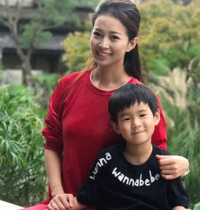 ​她是东方卫视主持人，当年风光出嫁，离婚后11年给儿子当妈又当爹