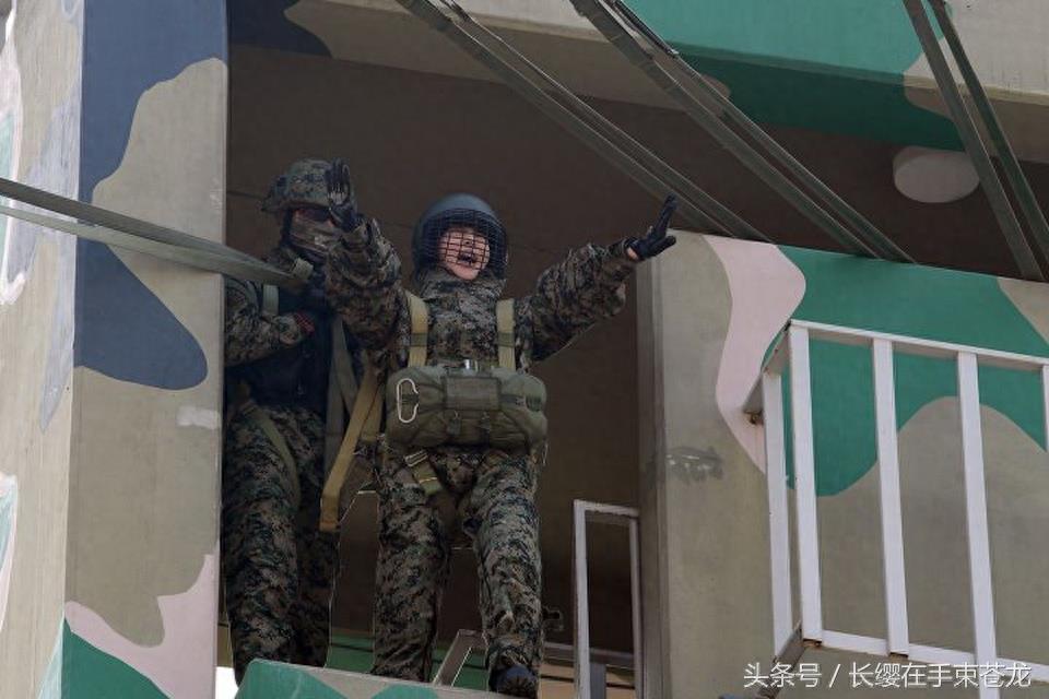 韩国“性感金刚芭比”李妍和进军队